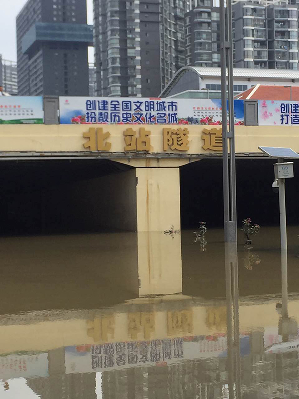 7月19日夜里,昆明暴雨过后,北站隧道积满雨水,交通中断.