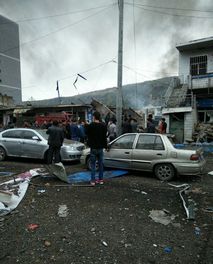 【全景】府谷爆炸现场 多栋房屋损毁 爆炸后扬起灰尘浓烟布满了该镇