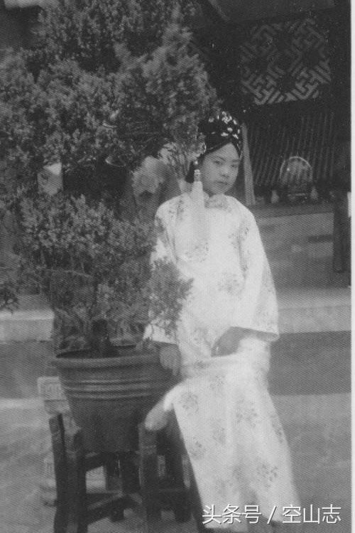 去拜见一下格格们,你要见婉容还是文秀?