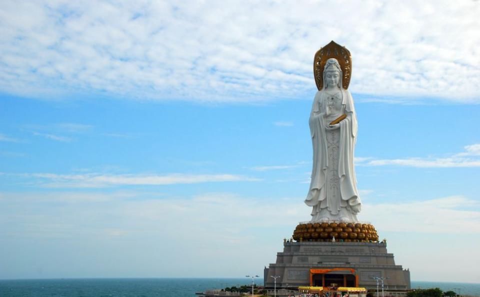 浙江普陀山南海观音圣像 ▲ 香港大埔慈山寺观音像 观音菩萨12大愿动