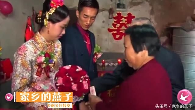 福建福州农村结婚习俗:年迈的父母给女儿礼金,新娘真舍不得收