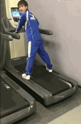 搞笑gif:大哥你都绿光灌顶了,赶紧回家看看吧!