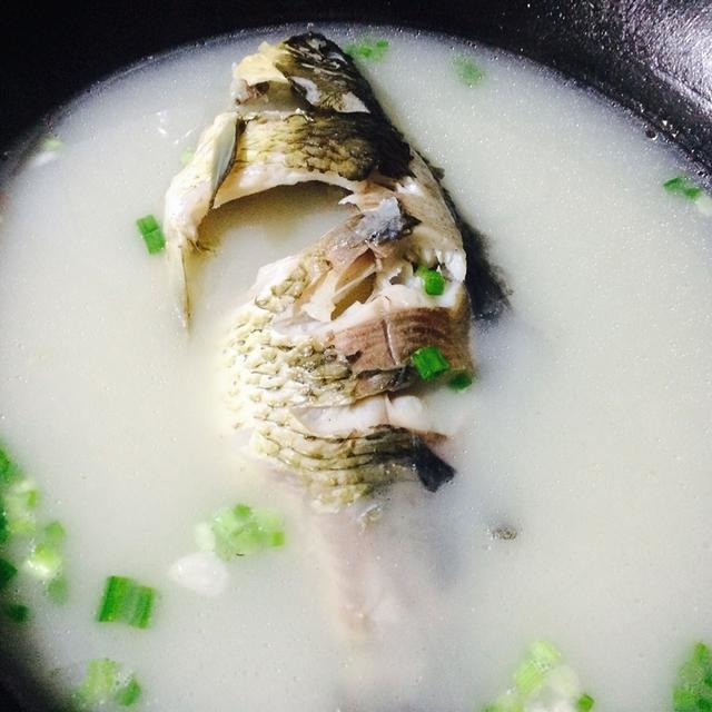 用鲫鱼来烹制菜或做汤味道是十分鲜美的,再介绍一下另一种制作方法