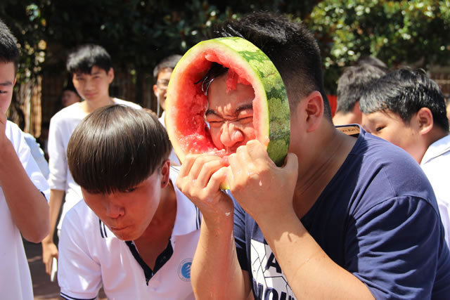 吃西瓜比赛现场