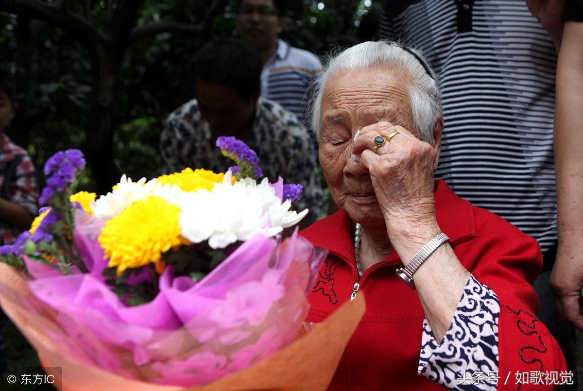 少小离家85年后终于找到亲人,跪在父母坟前,96岁老人流下伤心泪