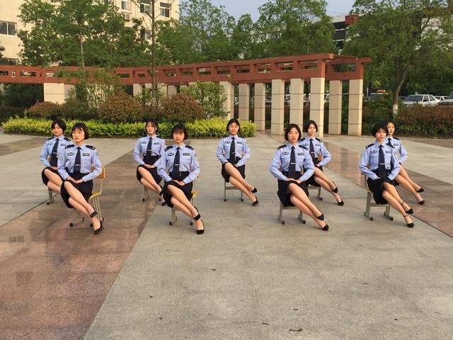 安徽警官职业学院的学生正在进行礼仪练习.