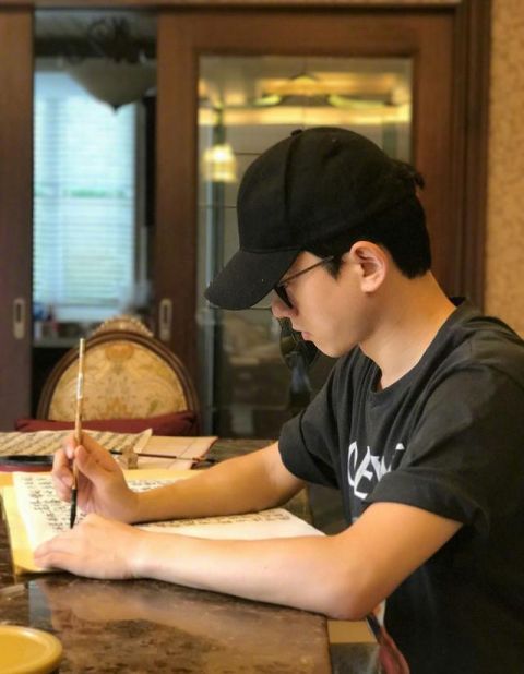 谢娜还晒出来张杰写字和下厨发照片,一本正经的杰哥侧脸很迷人哦