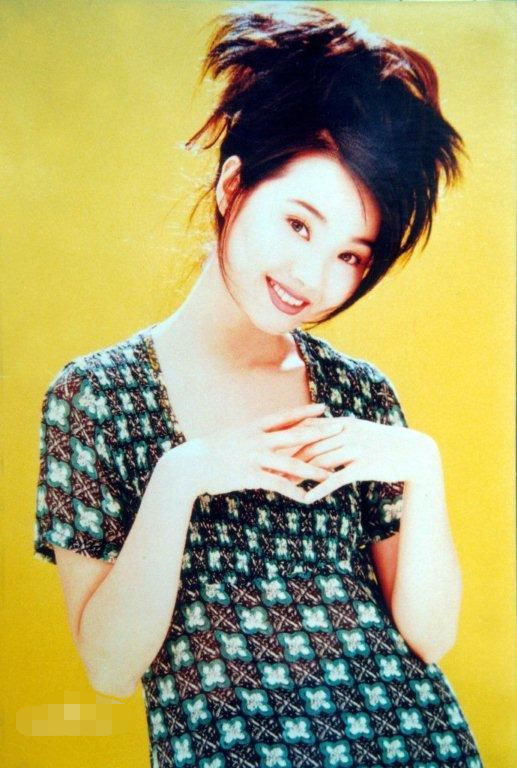许秋怡长相甜美,因主唱的《片片枫叶情《现代爱情故事》红遍大江