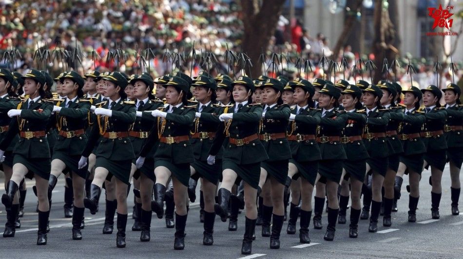 越南举行大规模阅兵式