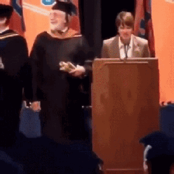 搞笑gif:聪明的都跳船了,傻瓜还在往前冲