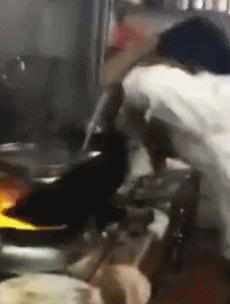 搞笑gif:酸爽的撕皮,胆小勿看