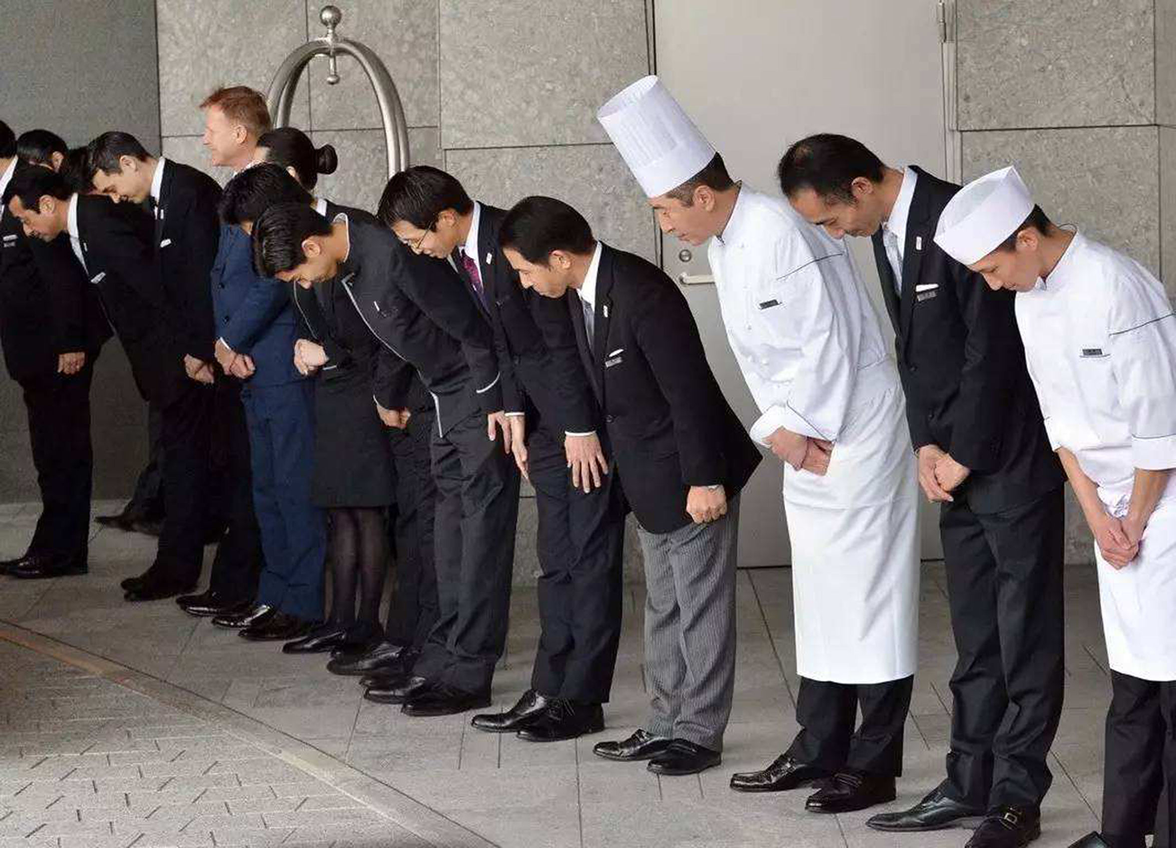 在日本是很不管认识与否,日本人见面就会向你微笑鞠躬