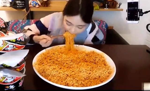 迷你泡面你是来搞笑的嘛?我得吃80包才能吃饱,你吃几包?