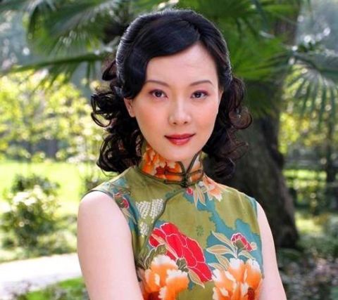 为黄晓明当交际花,黄磊女儿叫她"五奶奶,穿旗袍最美的女人!