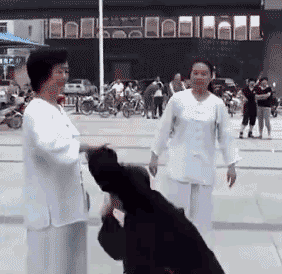 北京时间3月1日,武僧一龙在微博晒出闫芳大师