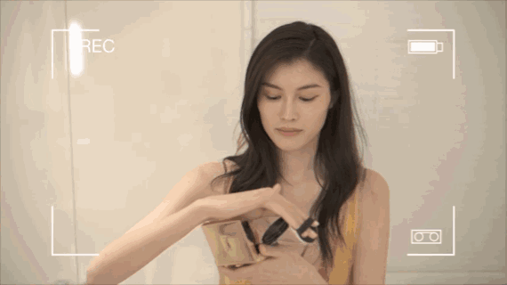 自备洗澡袋,拍片不怕晒,何穗完美秘诀大公开