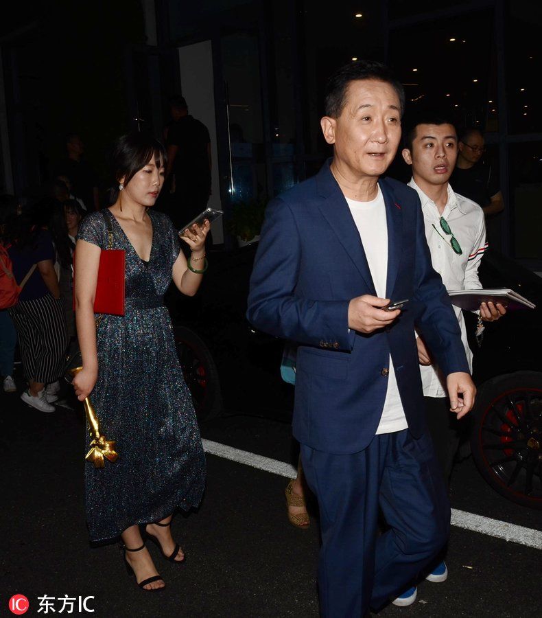 助理伸手阻挡梁天则大方任由拍摄,女儿默默跟随父亲