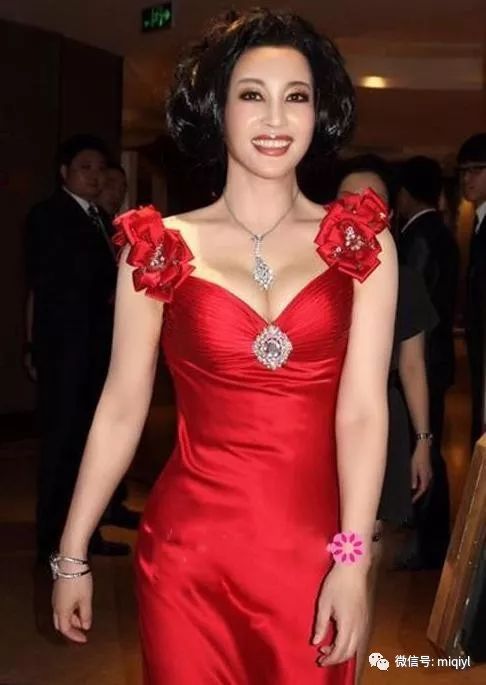62岁刘晓庆近照曝光,硅胶脸好吓人,丈夫却老得像她父亲