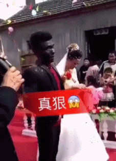 现在的女学生真不像话,老师来了还这麼放肆,真是不要脸