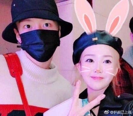 然后就有网友继续爆料说范丞丞偶尔也会在朋友圈内爆关于女朋友的