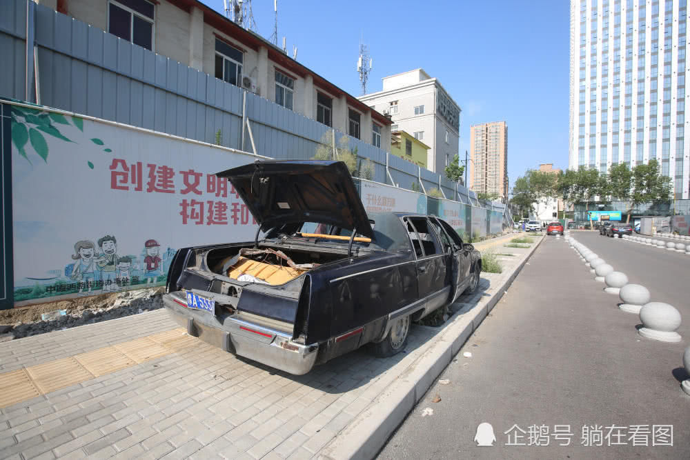 豪华"僵尸车"长期占道 车窗全被砸烂