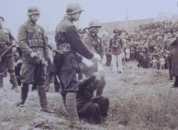 这个日本鬼子被一枪爆头,为啥又补他两枪,中国人:活剐