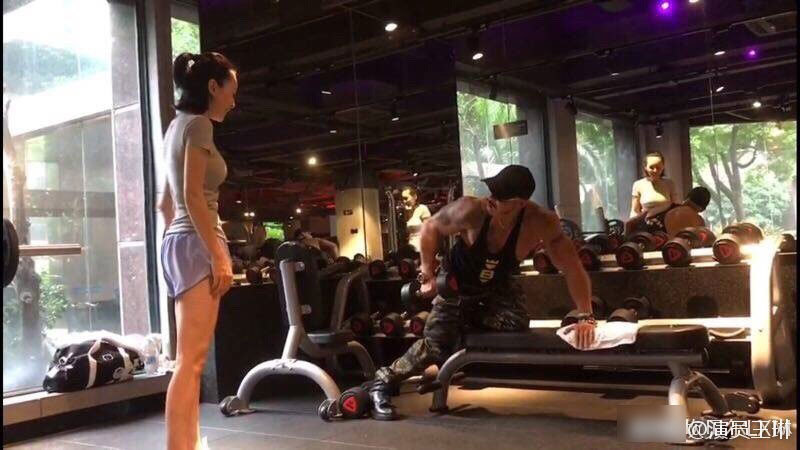教练指导王琳健身.