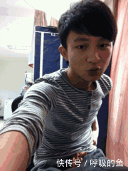 搞笑gif:妹子,你这姿势太让人浮想联翩了