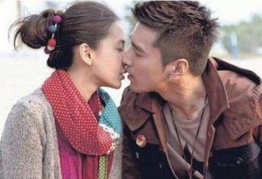 angelababy跟郑恺搭档玩游戏也接吻了呢,看着画面郑凯应该是期待已久