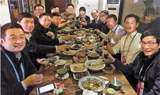 乌镇饭局!马云自带夜宵,丁磊被堵厕所, 库克低调现身