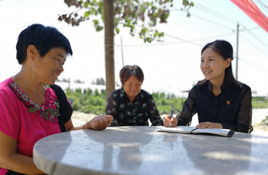 7月18日,在利辛县城关镇东风村干净整洁的村部,党支部第一书记,驻村