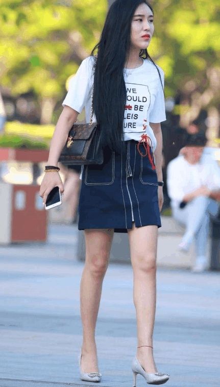 街拍:长相甜美的女生, 长发飘香惹人心醉