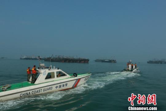 广西海警一支队在内港巡逻. 刘寒丰 摄