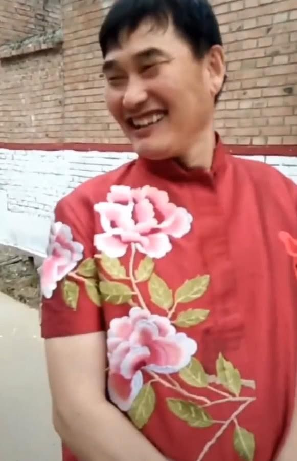 49岁大衣哥一身大红色上衣惹眼,笑的好开心,网友:穿红