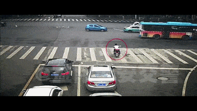 随意在道路中间停车 摩托车相对于轿车或其他车辆来说,更叫灵活轻便