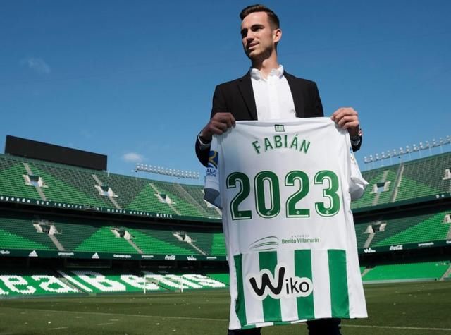 fabian ruiz signed a new contract with his club real betis until