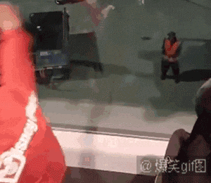 1,小女孩儿和一位阿姨在比划跳舞 看样子是位环卫工