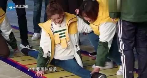 郑爽虽然很瘦,但是柔韧性可是丝毫不差的,做起来一字马相当的让人服