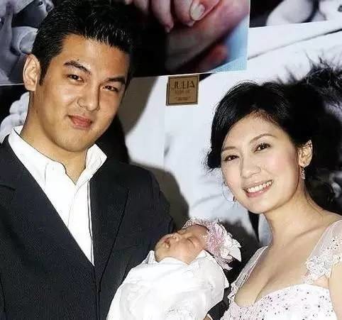 贾静雯2005年曾与前夫孙志浩育有一女梧桐妹,两人2010年离婚.