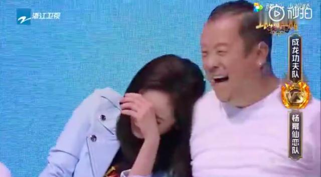 杨幂旧视频被翻出,疑似倒在曾志伟怀里,粉丝帮忙辟谣