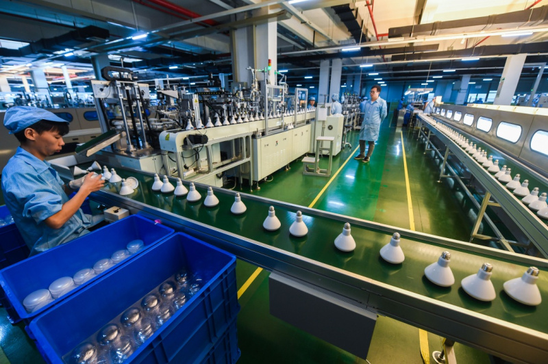 9月8日,高虹镇杭州宇中高虹照明电器有限公司的生产线上,工人在生产
