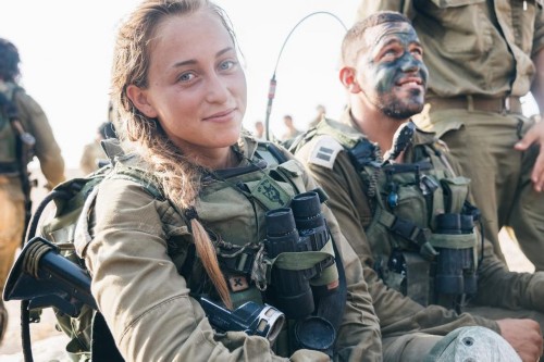 以色列是全民皆兵的国家,无论男女都要付兵役,尽管穿上军装,仍然难掩