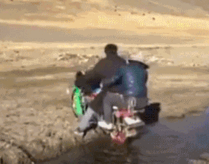 搞笑gif图:大哥!躺在这样的床上你睡得着吗?