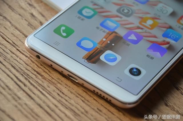 在手机正面的按键设计上,vivo x20plus这次采用了内置虚拟按键.