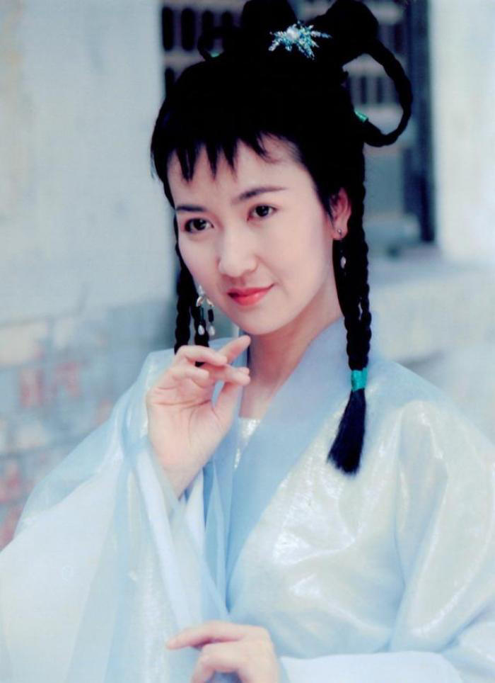 剧中的"小青"的扮演者是有着天使妈妈之称的陈美琪.