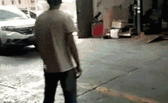 搞笑gif趣图 一个对榴莲无从下手的小胖子,哈哈哈~好萌好可爱