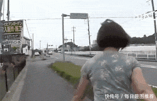 搞笑gif:你瞅啥?一巴掌呼死你!