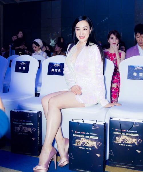 钟丽缇现机场,身材臃肿获张伦硕甜蜜搀扶,网友:真怀孕