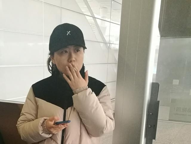 (吸烟区里的女烟民在吞云吐雾)