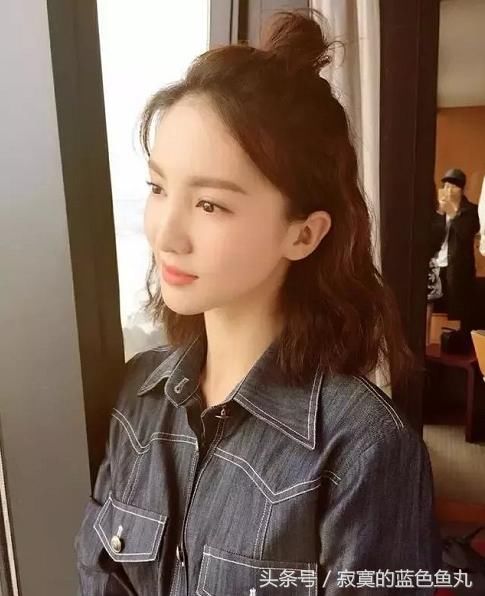 建议长发女生弄半丸子头的时候,要将散下来的头发弄卷噢,看起来活力